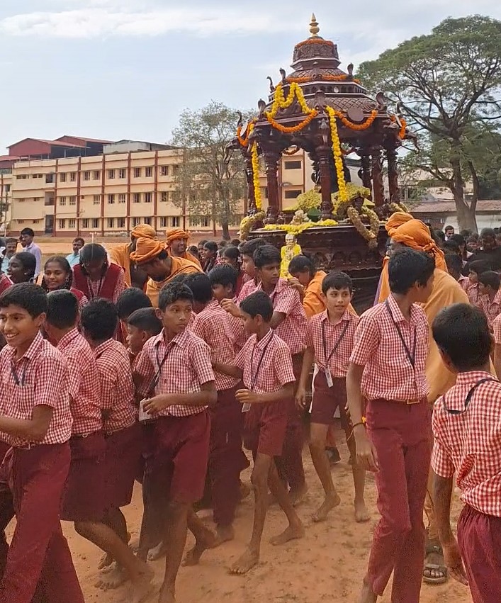 ತೆಂಕಿಲದ ವಿವೇಕಾನಂದ ವಿದ್ಯಾಸಂಸ್ಥೆಗಳ ಕ್ಯಾಂಪಸ್‍ಗೆ ಆಗಮಿಸಿದ ಆದಿಯೋಗಿ ರಥದ ಶಿವಯಾತ್ರೆ